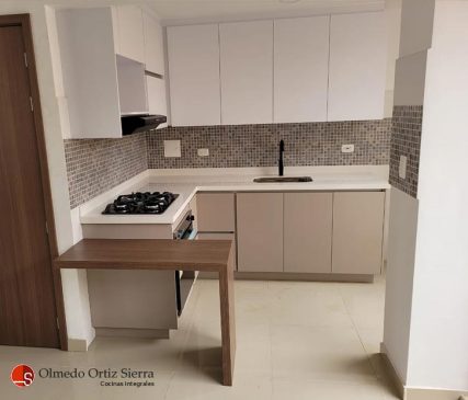 Cocina En L Con Mini-Barra De Madera