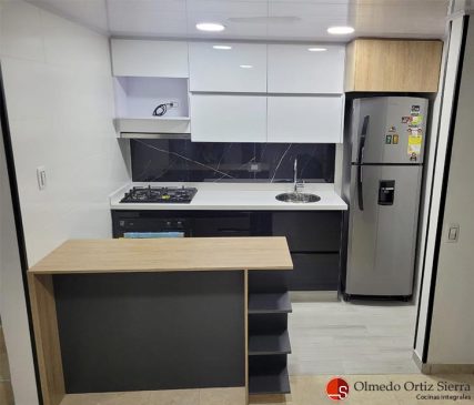 Cocina Integral Pequeña Con Barra En Madera